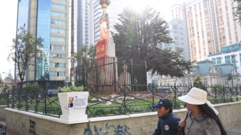 Mujeres Creando vandaliza monumento en La Paz