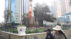 Mujeres Creando vandaliza monumento en La Paz