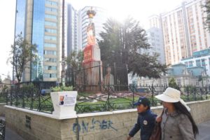Mujeres Creando vandaliza monumento en La Paz