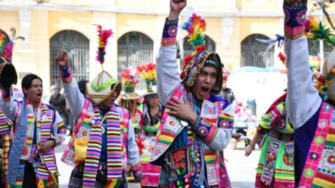 Entrada Folklórica Universitaria en Oruro