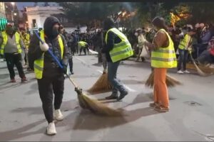 Limpieza comunitaria Entrada Universitaria en Oruro