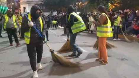 Limpieza comunitaria Entrada Universitaria en Oruro