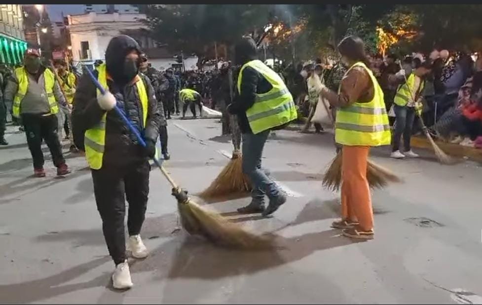 Limpieza comunitaria Entrada Universitaria en Oruro