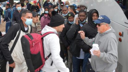 Inmigración en Estados Unidos: Robert Vivar hablando con migrantes