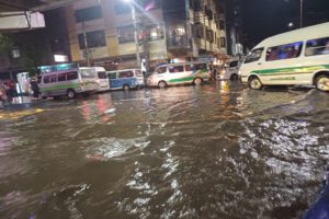 inundación en Oruro tras intensa lluvia y granizada