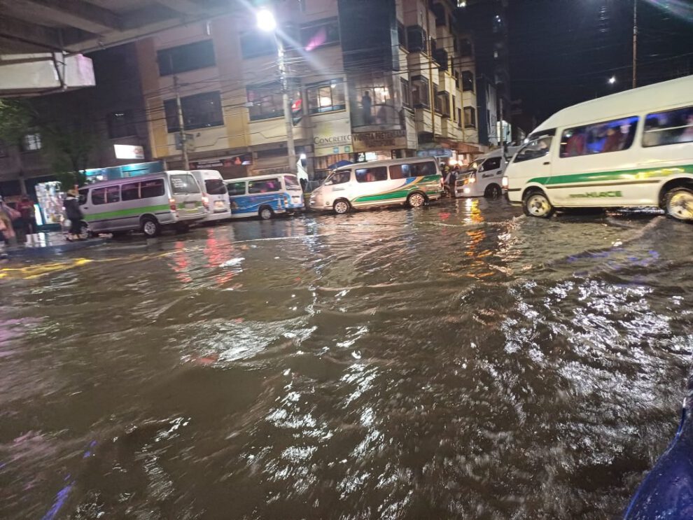 inundación en Oruro tras intensa lluvia y granizada