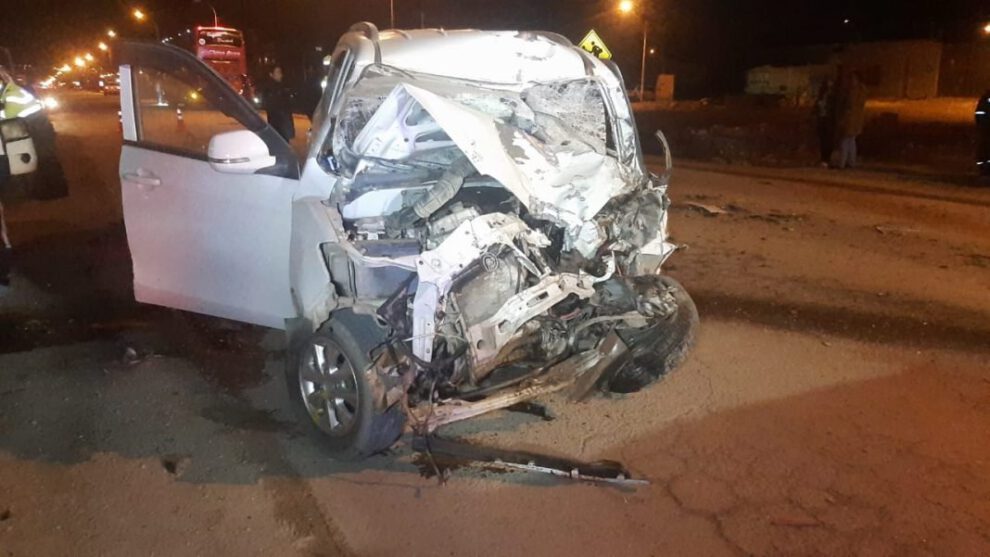 Accidente en Oruro: conductor de vagoneta muere tras colisionar contra un ómnibus