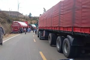 Cisternas paradas en bloqueos hacia Cochabamba