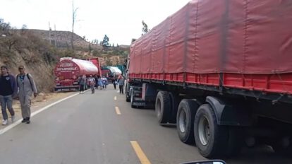 Cisternas paradas en bloqueos hacia Cochabamba