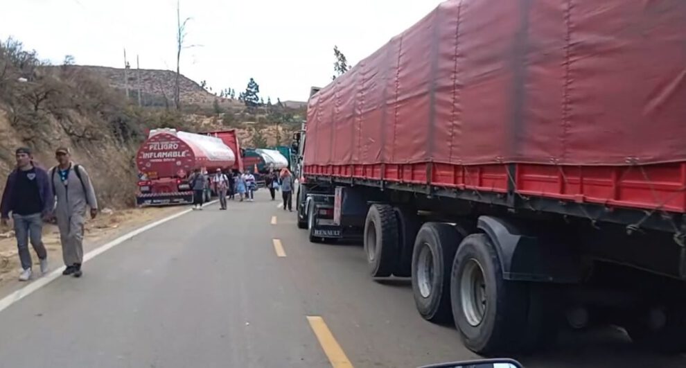 Cisternas paradas en bloqueos hacia Cochabamba
