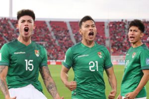 Festejo de los jugadores de Bolivia tras el segundo gol