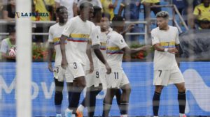 Celebran los jugadores de la selección colombiana el triunfo logrado ante Chile