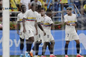 Celebran los jugadores de la selección colombiana el triunfo logrado ante Chile