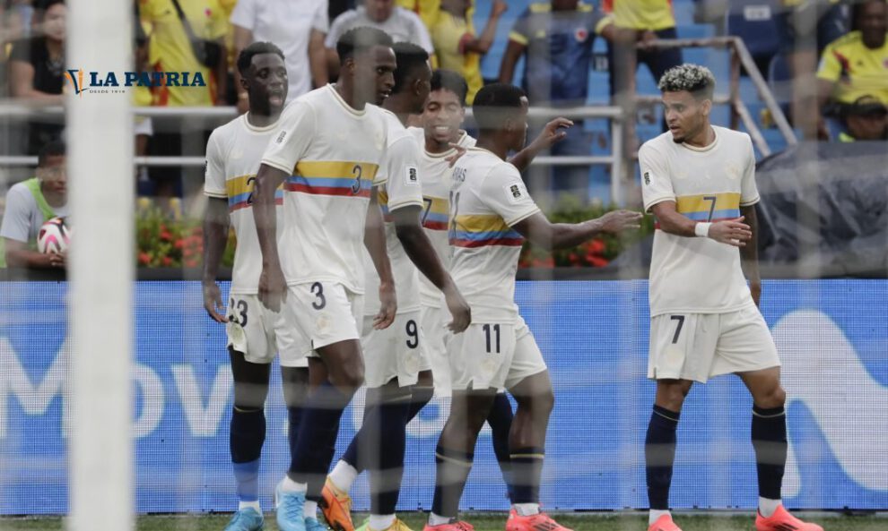 Celebran los jugadores de la selección colombiana el triunfo logrado ante Chile
