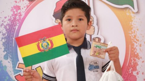 Un niño recibió su bono Juancito Pinto