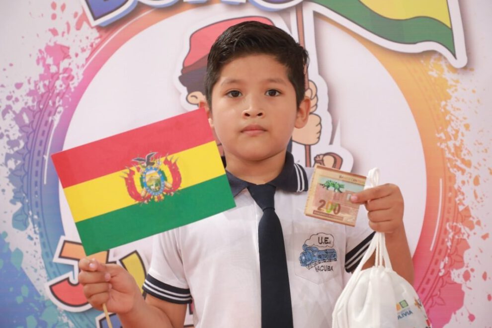 Un niño recibió su bono Juancito Pinto