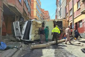 Accidente en La Paz: camión basurero choca contra viviendas y postes