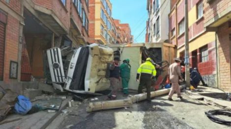 Accidente en La Paz: camión basurero choca contra viviendas y postes