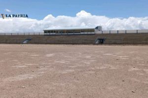 Estadio de la AFO en proceso de inspección para césped sintético