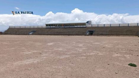 Estadio de la AFO en proceso de inspección para césped sintético