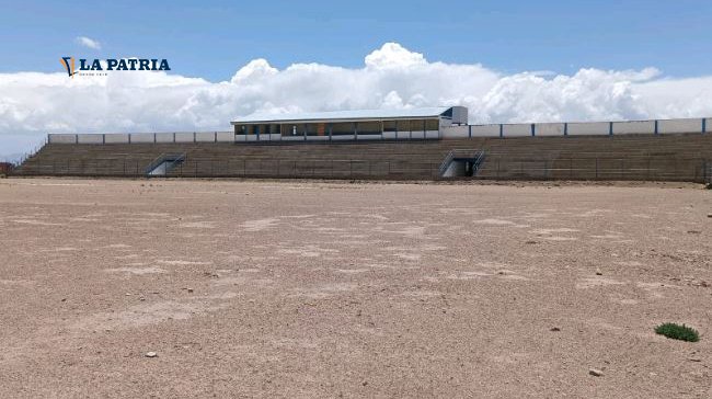 Estadio de la AFO en proceso de inspección para césped sintético