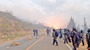 Policía golpeado en Cochabamba durante operativo en bloqueo de Epizana