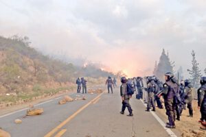 Policía golpeado en Cochabamba durante operativo en bloqueo de Epizana