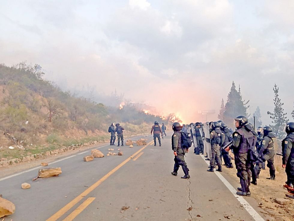 Policía golpeado en Cochabamba durante operativo en bloqueo de Epizana