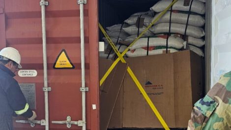 Cocaína oculta en harina de soya detectada por can antidroga