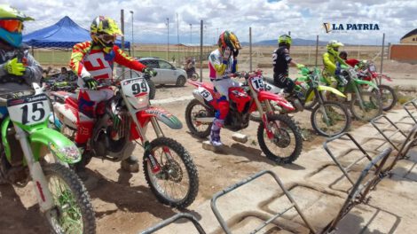 competencia de motociclismo en el circuito Jorge Villarreal