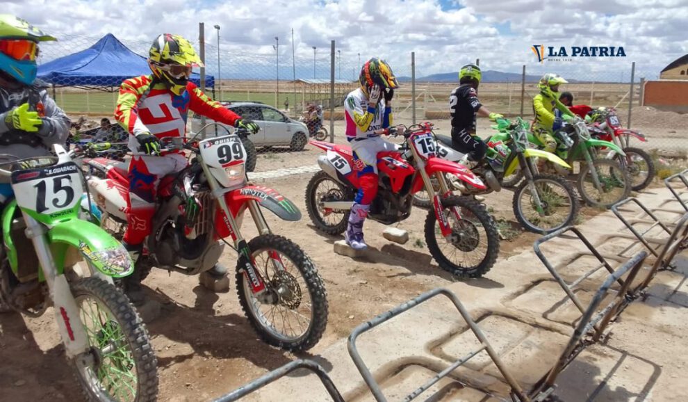 competencia de motociclismo en el circuito Jorge Villarreal