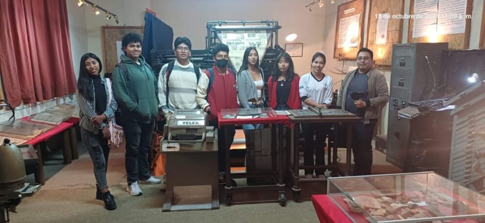 Estudiantes de la Universidad Privada Domingo Savio visitan el Museo Gráfico de LA PATRIA