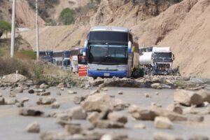 Bloqueos en Cochabamba por crisis de transporte
