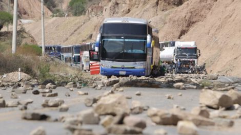 Bloqueos en Cochabamba por crisis de transporte