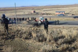 Intervención policial en bloqueos en la carretera La Paz-Oruro