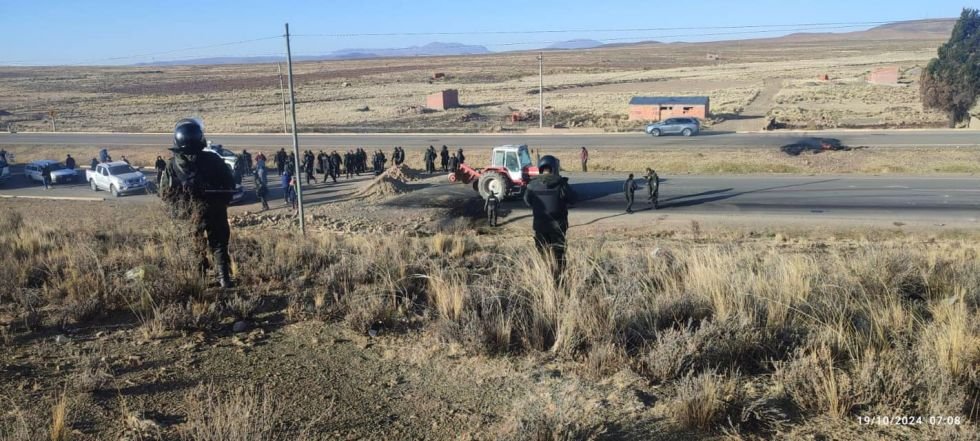 Intervención policial en bloqueos en la carretera La Paz-Oruro