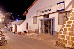 Personas durmiendo sobre la acera esperando comprar arroz en Sucre