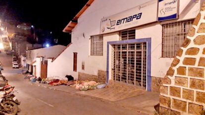 Personas durmiendo sobre la acera esperando comprar arroz en Sucre
