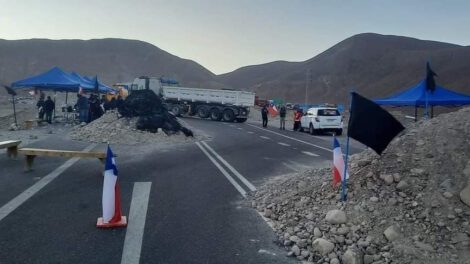 Ingreso de combustible a Bolivia tras superar bloqueo en Arica