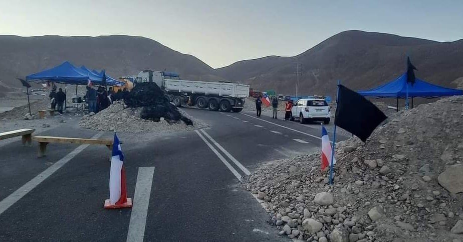 Ingreso de combustible a Bolivia tras superar bloqueo en Arica