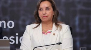 Dina Boluarte citada para aclarar fuga de su antiguo líder político