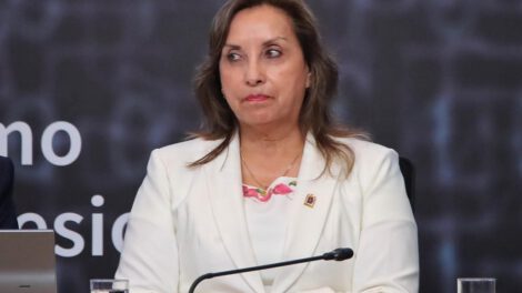 Dina Boluarte citada para aclarar fuga de su antiguo líder político