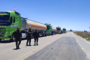 Policía escolta cisternas de combustible