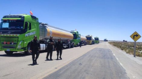 Policía escolta cisternas de combustible