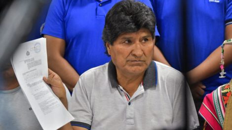 Evo Morales en la obra 'Vértigos de lo inesperado' del periodista Martín Sivak
