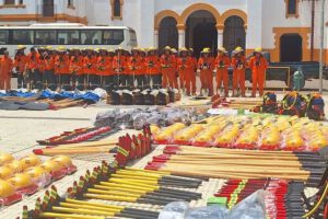 Equipamiento de bomberos para combatir incendios en Beni y Pando