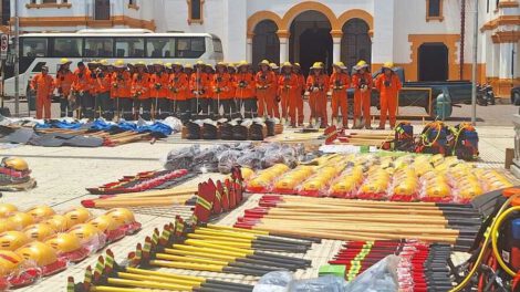 Equipamiento de bomberos para combatir incendios en Beni y Pando