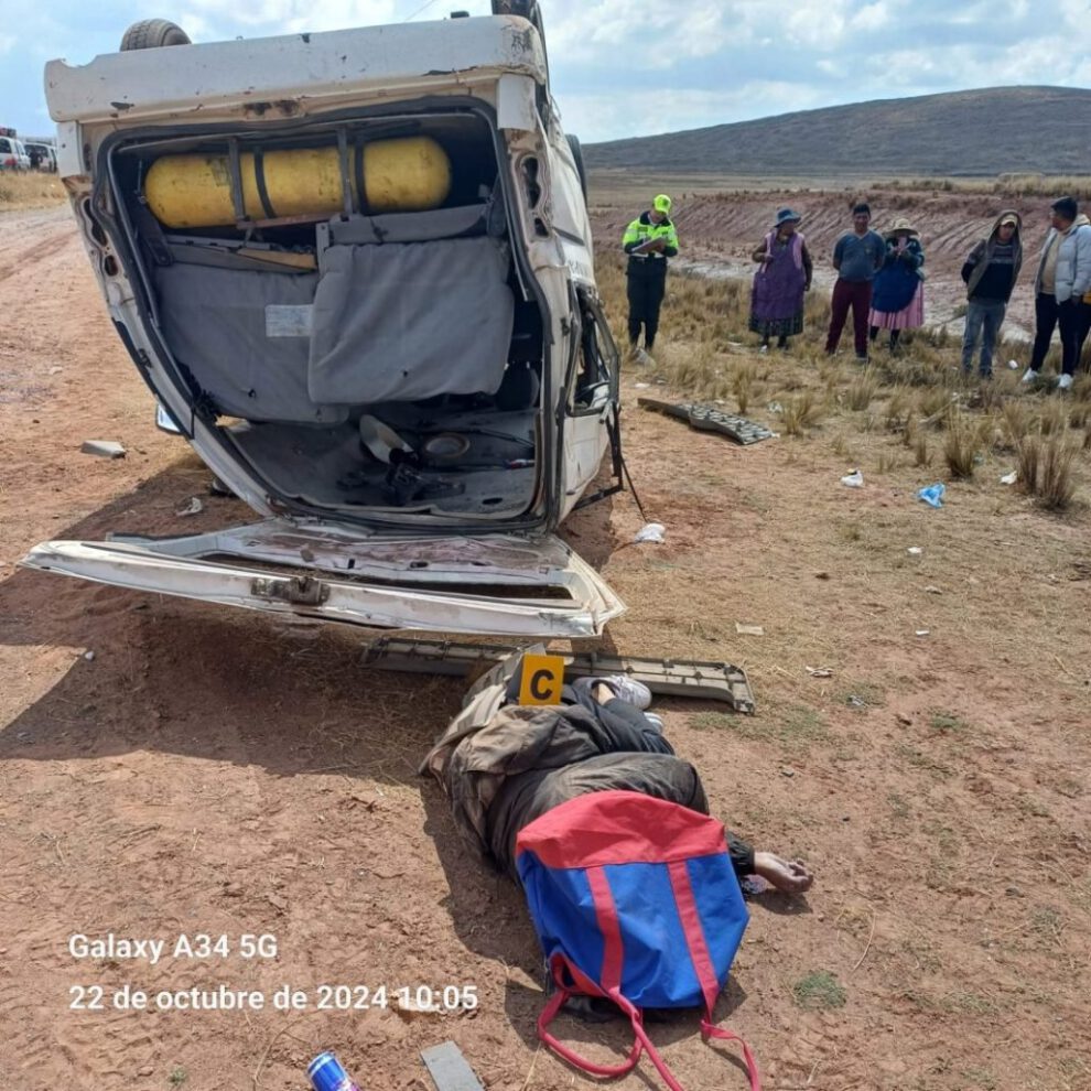 Accidente en carretera Desaguadero-La Paz deja cuatro fallecidos y ocho heridos