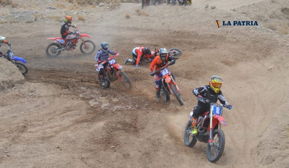 Competencia nacional de motociclismo suspendida por bloqueos en Cochabamba