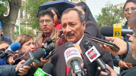 Vicente Cuéllar aboga por políticos emergentes en Bolivia